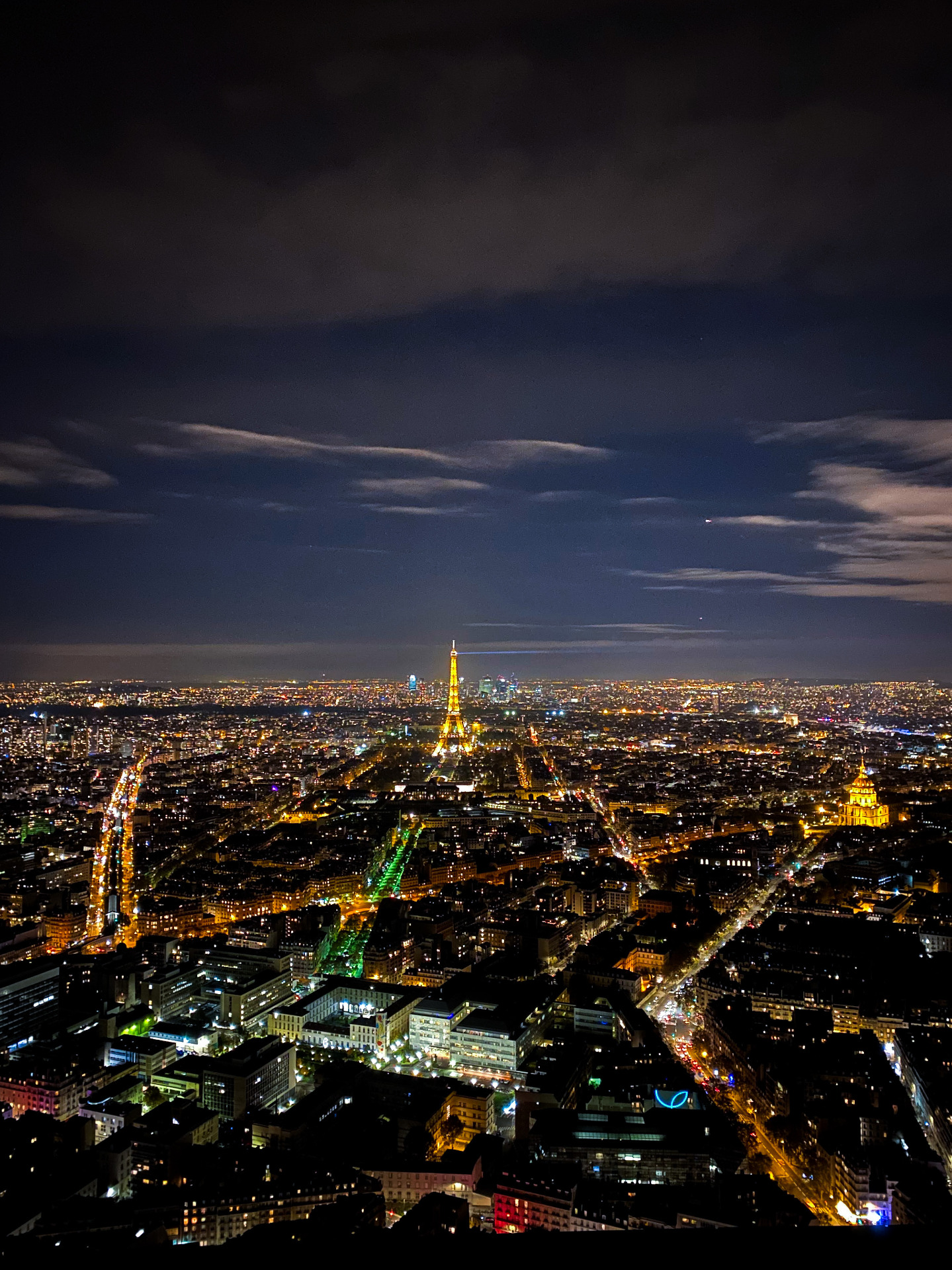 A város fényei a Montparnasse-toronyból