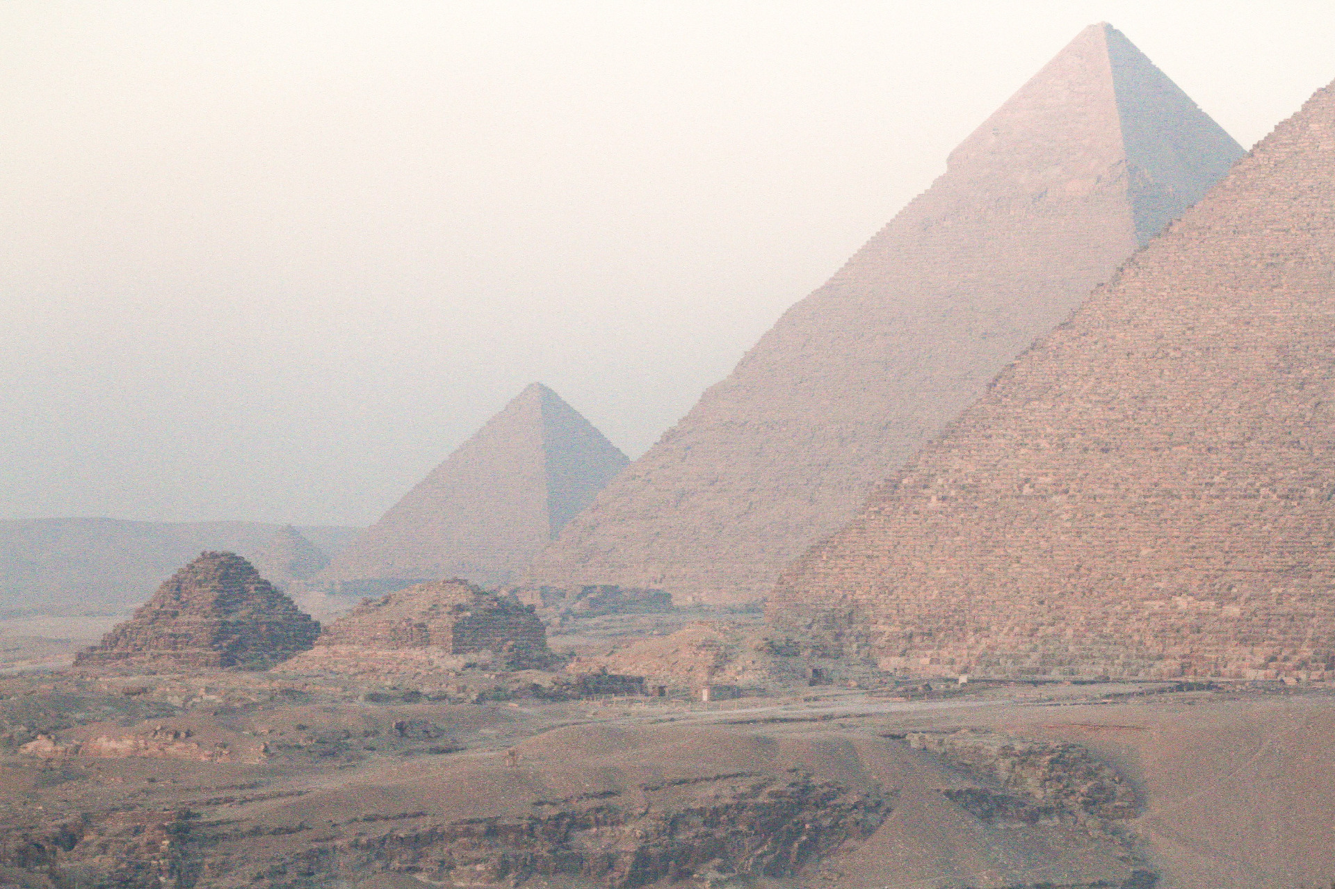 Mükerinosz-piramis a háttérben