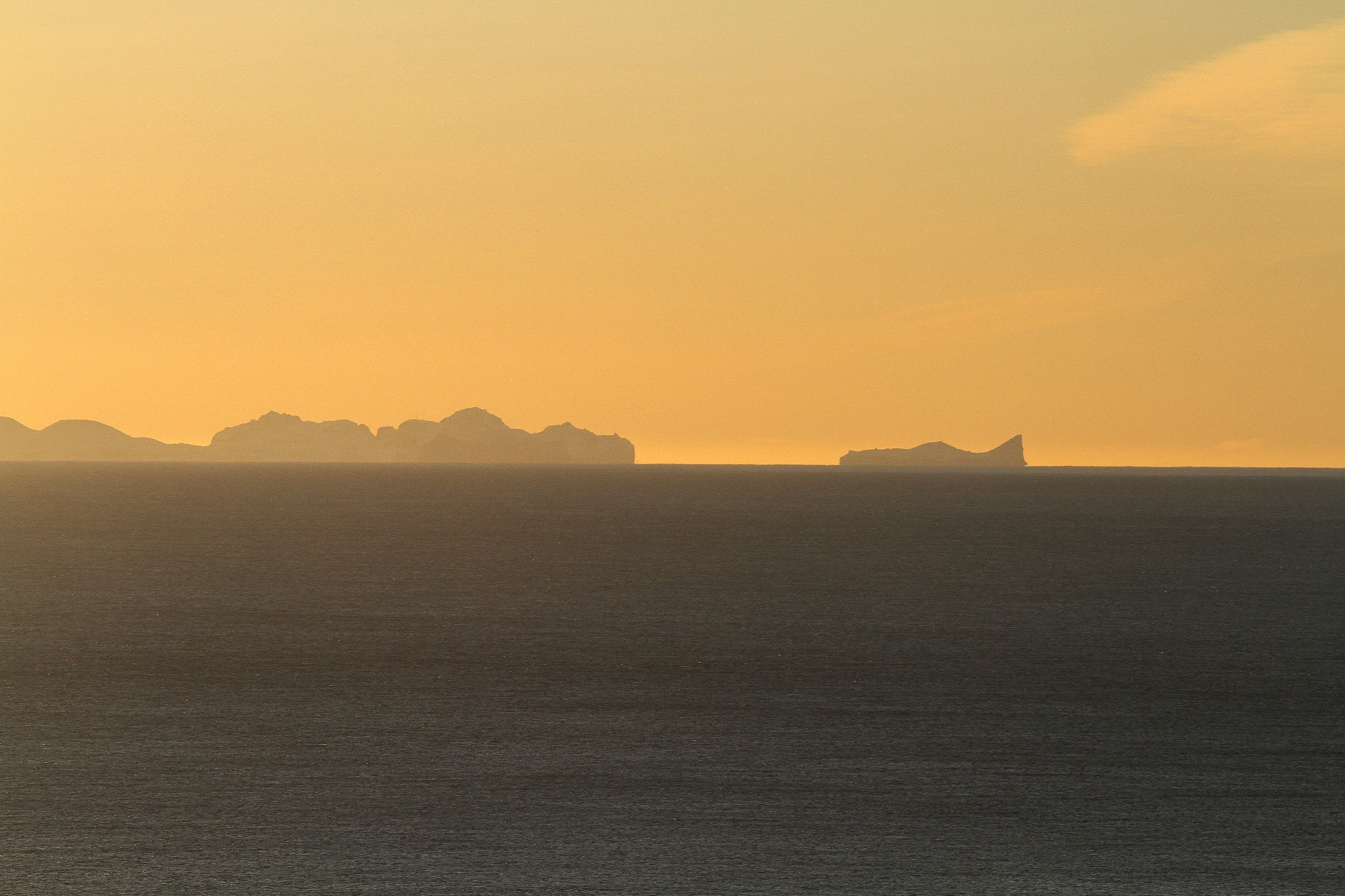 Elliðaey sziget a kép jobb oldalán látható